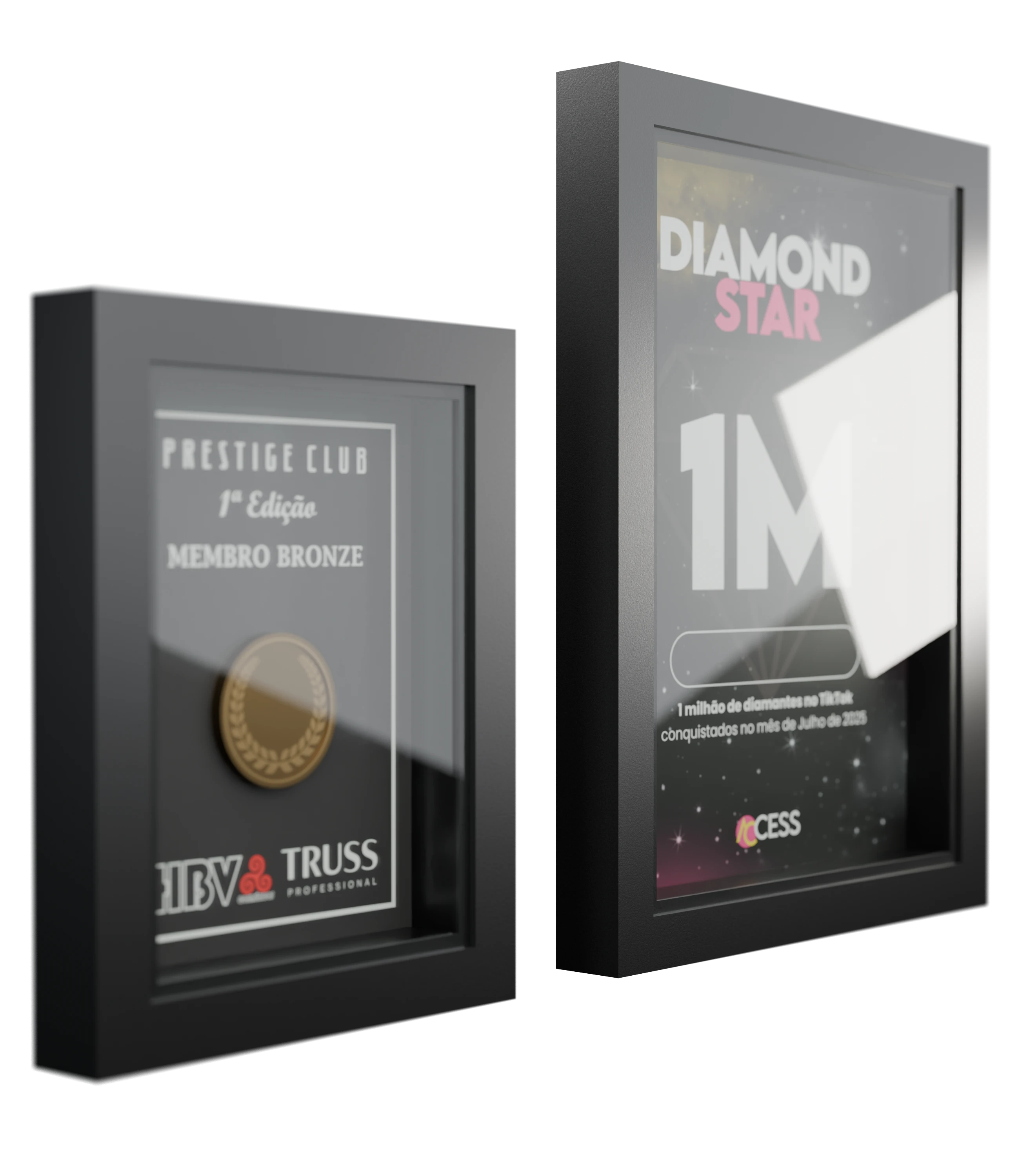 Placas Prestige Club e Diamond Star vistas lateralmente — detalhes em relevo e acabamento
